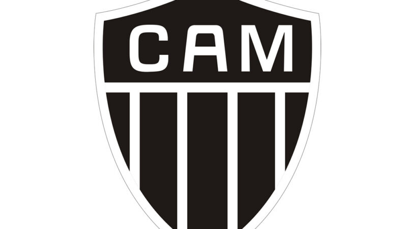 Jugadores de fútbol durante un partido nocturno en un estadio brasileño