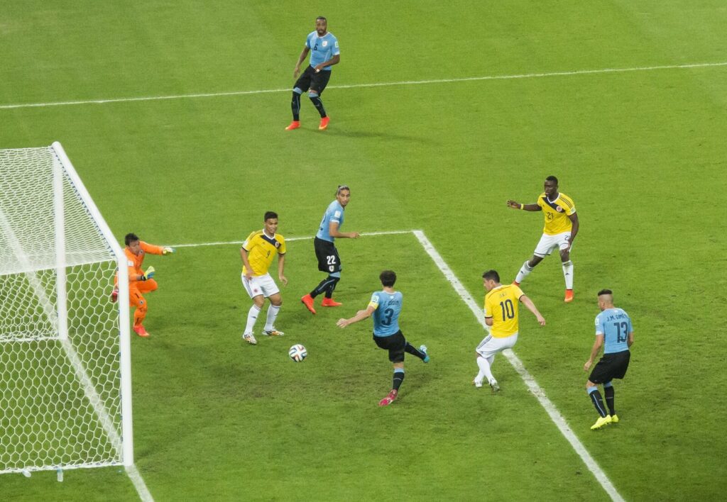El futbolista James Rodríguez en una cancha de fútbol durante una sesión de entrenamiento