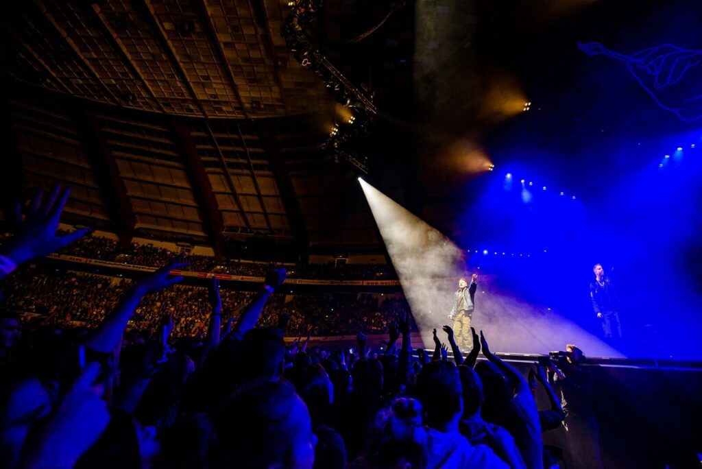 Macklemore sobre el escenario durante una presentación de su tour