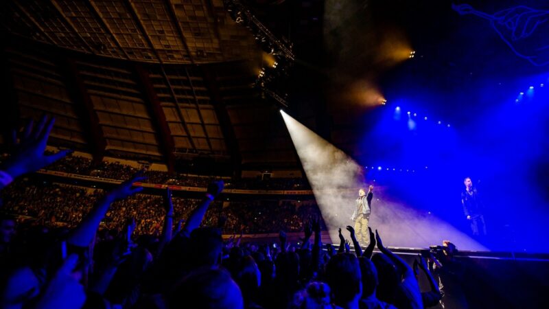 Macklemore sobre el escenario durante una presentación de su tour