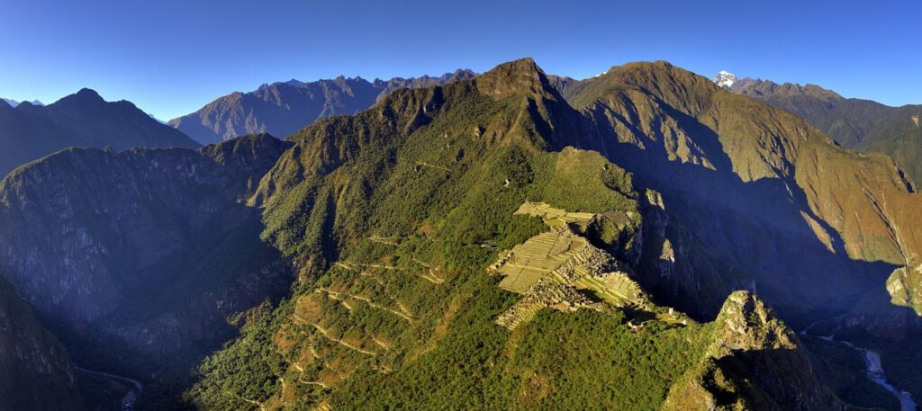 Ruinas de Machu Picchu entre las montañas de los Andes, uno de los destinos más visitados de Perú