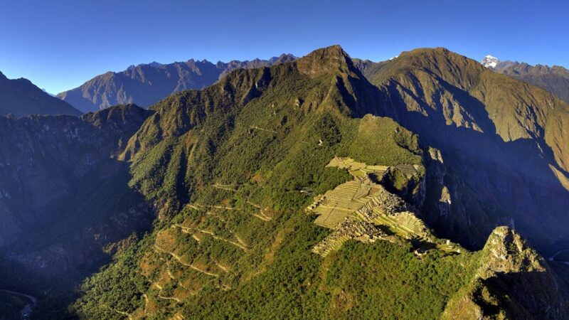 Ruinas de Machu Picchu entre las montañas de los Andes, uno de los destinos más visitados de Perú