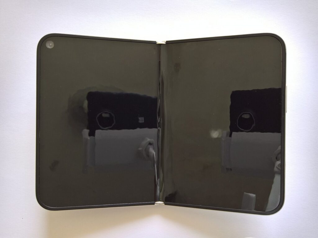 El iPhone Duo de Apple mostrando su pantalla plegable interna completamente desplegada