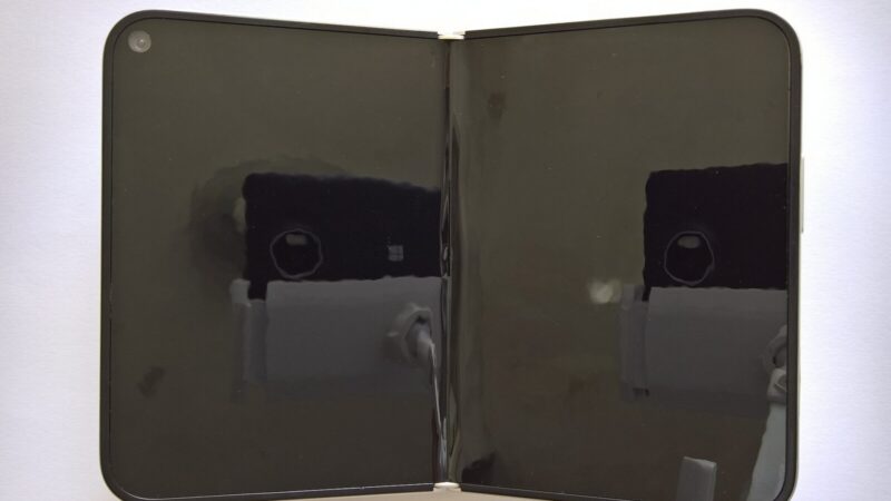 El iPhone Duo de Apple mostrando su pantalla plegable interna completamente desplegada