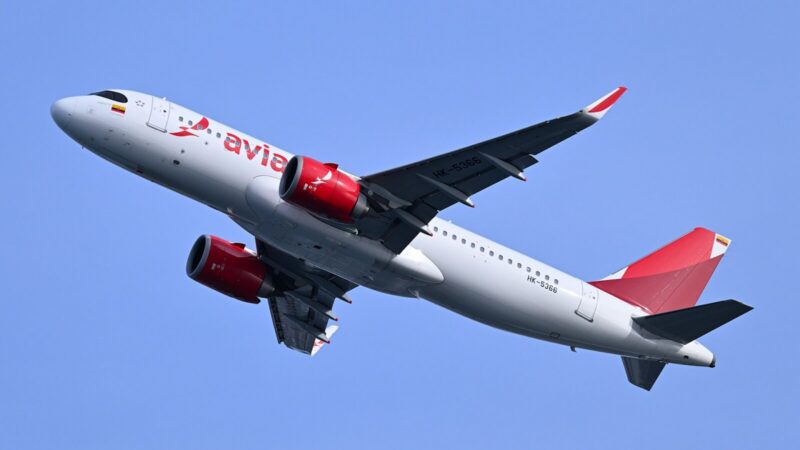 Avión de la aerolínea Avianca, en referencia a la estrategia de Grupo Abra de ampliar su oferta premium.