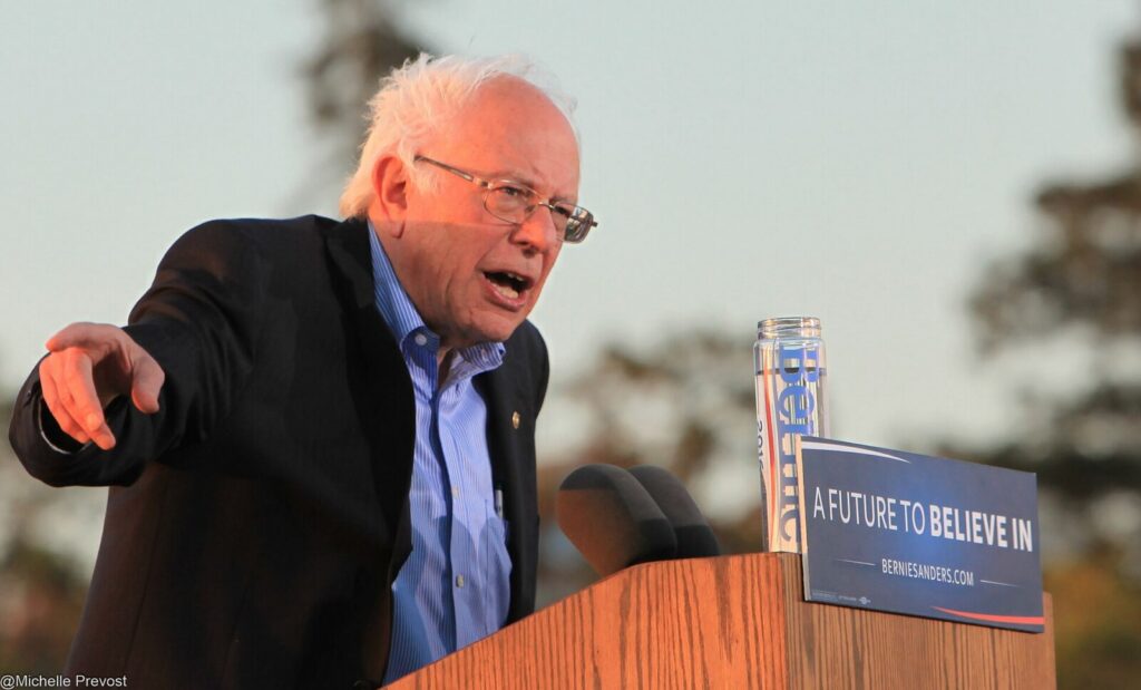 El senador Bernie Sanders hablando sobre regulación de inteligencia artificial