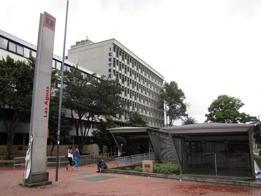 Estudiantes colombianos accediendo a los servicios del Icetex para solicitar crédito educativo