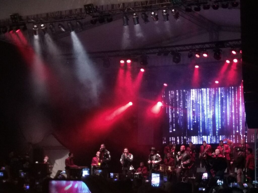 La agrupación de salsa colombiana Grupo Niche presentándose en el escenario Aconcagua del Festival Cordillera en el Parque Simón Bolívar de Bogotá ante miles de personas