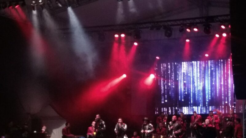 La agrupación de salsa colombiana Grupo Niche presentándose en el escenario Aconcagua del Festival Cordillera en el Parque Simón Bolívar de Bogotá ante miles de personas