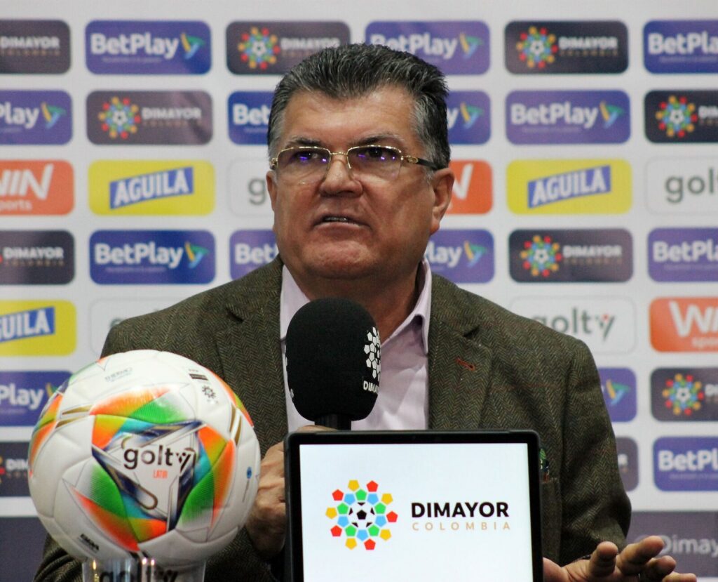 Afición en un estadio de fútbol colombiano durante un partido de la Liga BetPlay, donde la seguridad y el control de violentos son tema de debate