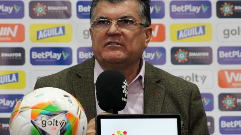 Afición en un estadio de fútbol colombiano durante un partido de la Liga BetPlay, donde la seguridad y el control de violentos son tema de debate