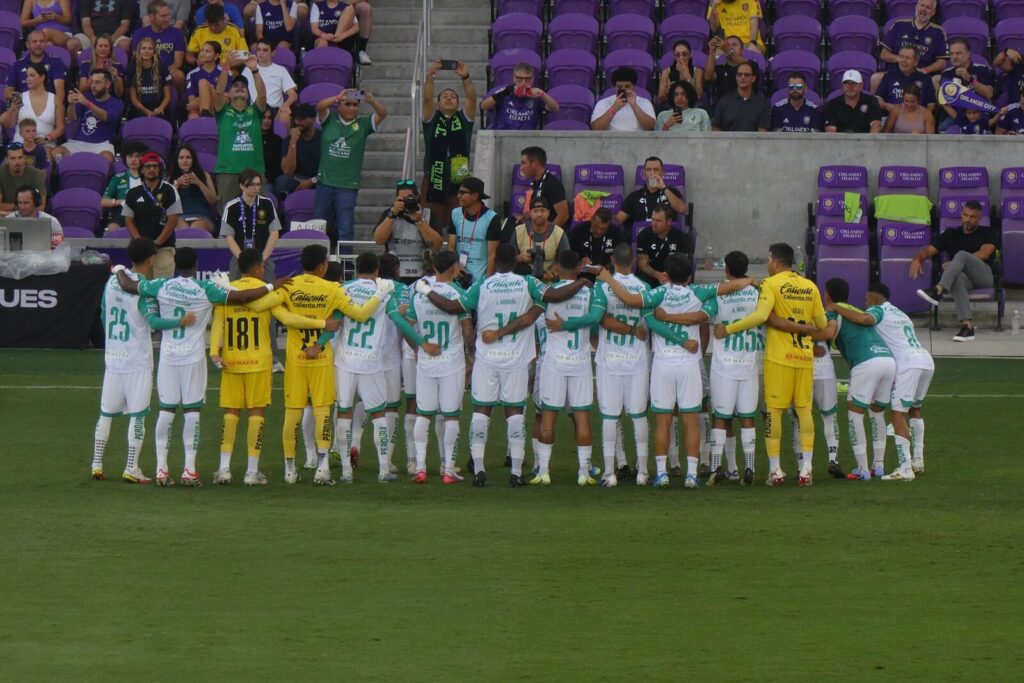 Jugadores del Club León durante un partido de fútbol de la Liga MX en su estadio
