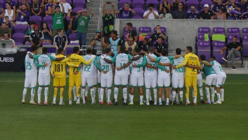 Jugadores del Club León durante un partido de fútbol de la Liga MX en su estadio