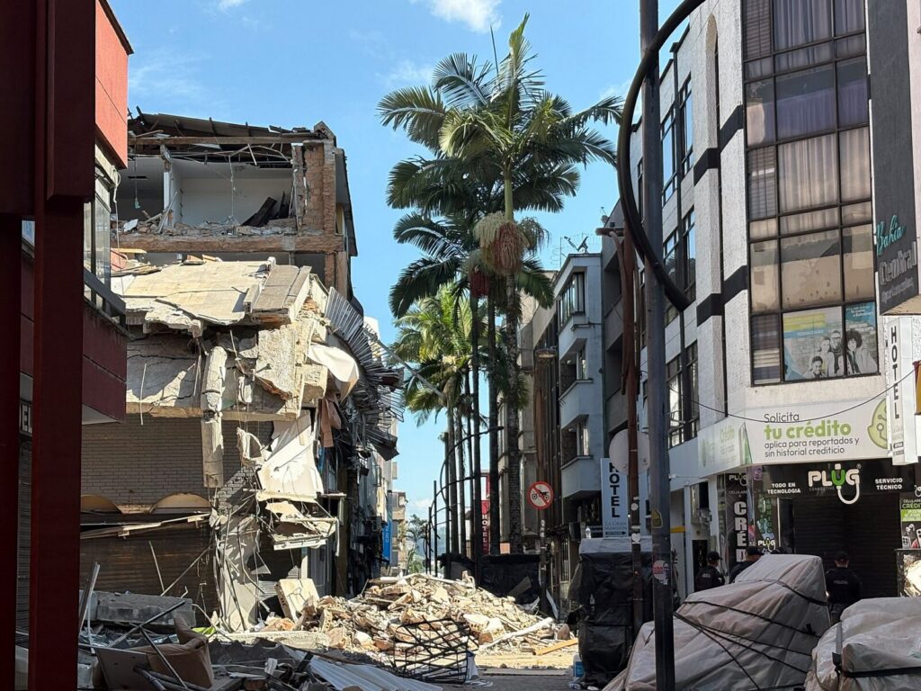 Zona urbana con edificios dañados tras un terremoto en Pereira, Colombia