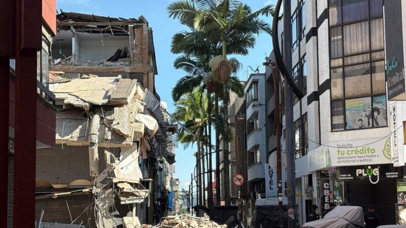 Zona urbana con edificios dañados tras un terremoto en Pereira, Colombia