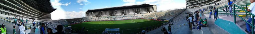 Vista del estadio de fútbol del Deportivo Cali con su césped y tribunas