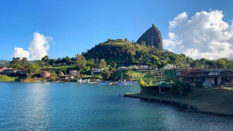Paisaje de Guatapé, Antioquia, municipio donde opera el hotel The Brown para reuniones corporativas