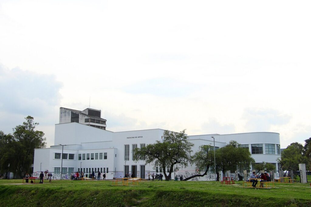 Fachada del edificio principal de la Universidad Nacional de Colombia en Bogotá, campus universitario con estudiantes
