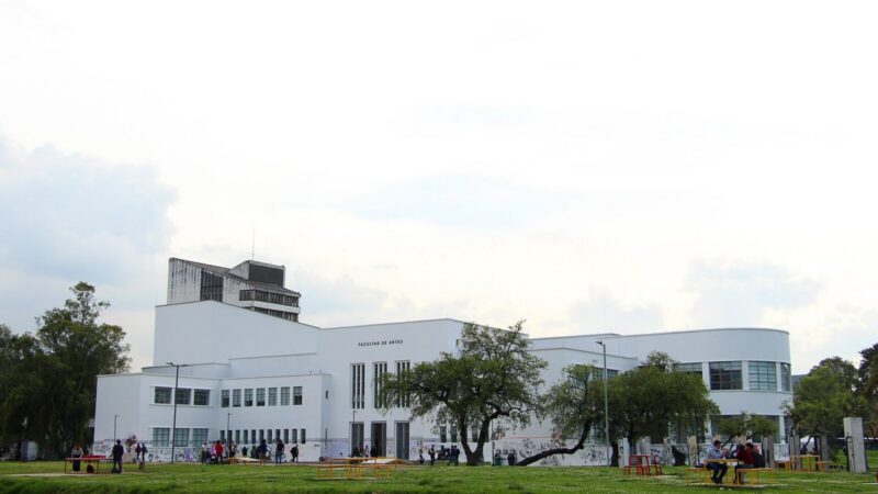 Fachada del edificio principal de la Universidad Nacional de Colombia en Bogotá, campus universitario con estudiantes