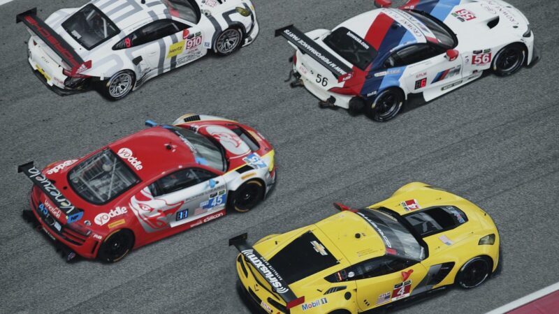 Prototipo de carreras en el circuito de Silverstone durante una carrera de resistencia europea