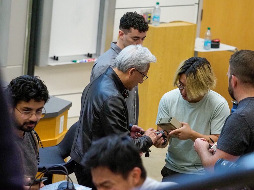 Jensen Huang durante una conferencia tecnológica, enmarcado en el debate sobre inteligencia artificial
