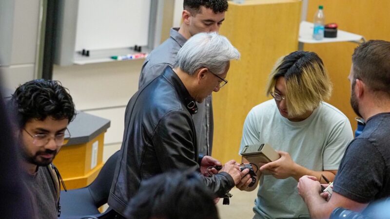 Jensen Huang durante una conferencia tecnológica, enmarcado en el debate sobre inteligencia artificial