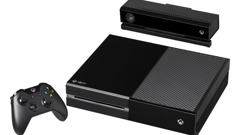Control de Xbox sobre una mesa junto a un televisor inteligente
