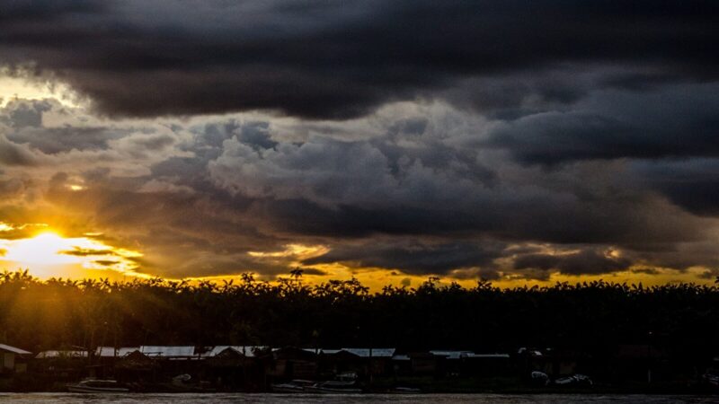 Viviendas y labores de reconstrucción en el occidente de Colombia tras el terremoto
