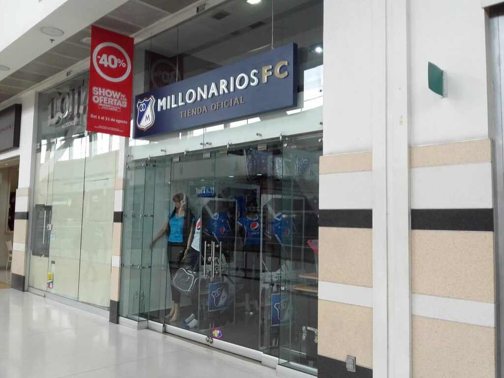 El equipo Millonarios FC en un estadio durante un partido de fútbol