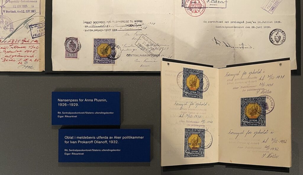 Pasaporte abierto con una visa estampada sobre una superficie neutra