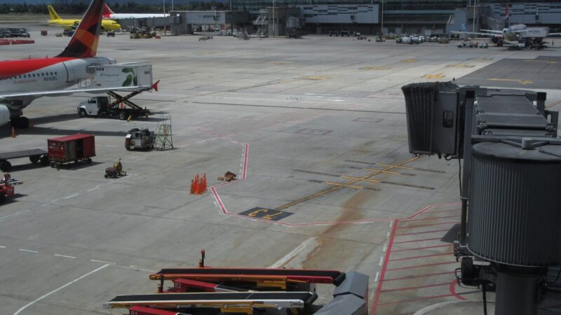 Vista del aeropuerto internacional El Dorado de Bogotá, donde se produjo la captura de dos operadores logísticos