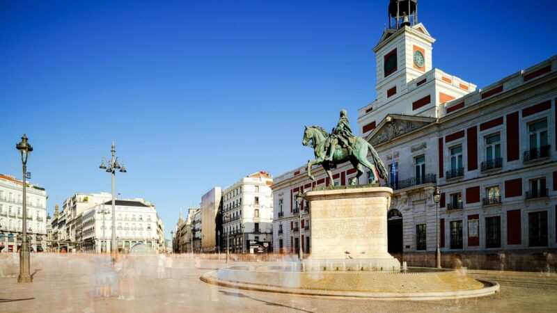 Manifestantes reunidos en una plaza de Madrid durante una protesta por el acceso a la vivienda
