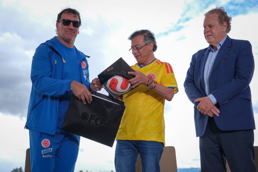 Jugadores de la Selección Colombia disputan un partido de fútbol en un estadio ante su rival