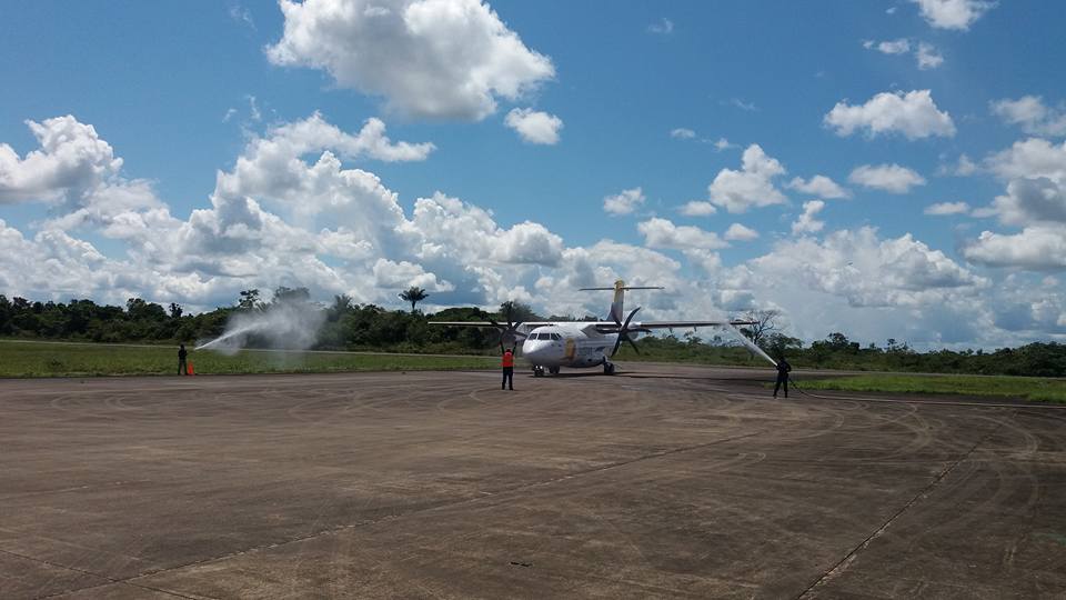 Avión de carga con suministros de ayuda humanitaria para las comunidades afectadas por el terremoto en el Pacífico colombiano
