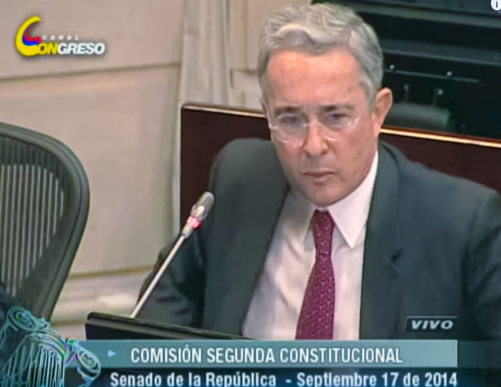 Álvaro Uribe durante un evento público en Colombia