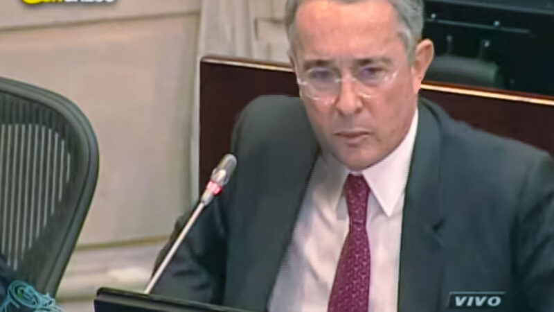 Álvaro Uribe durante un evento público en Colombia