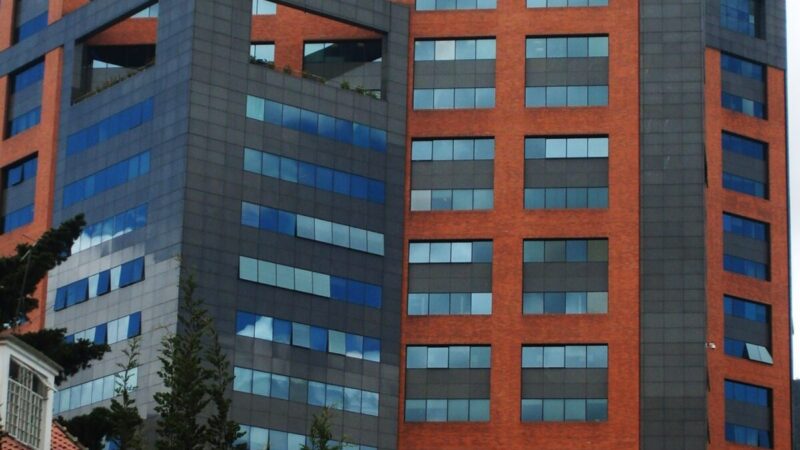 Fachada de la Bolsa de Valores de Colombia en Bogotá, en el contexto del rebalanceo del índice S&P Colombia Select.