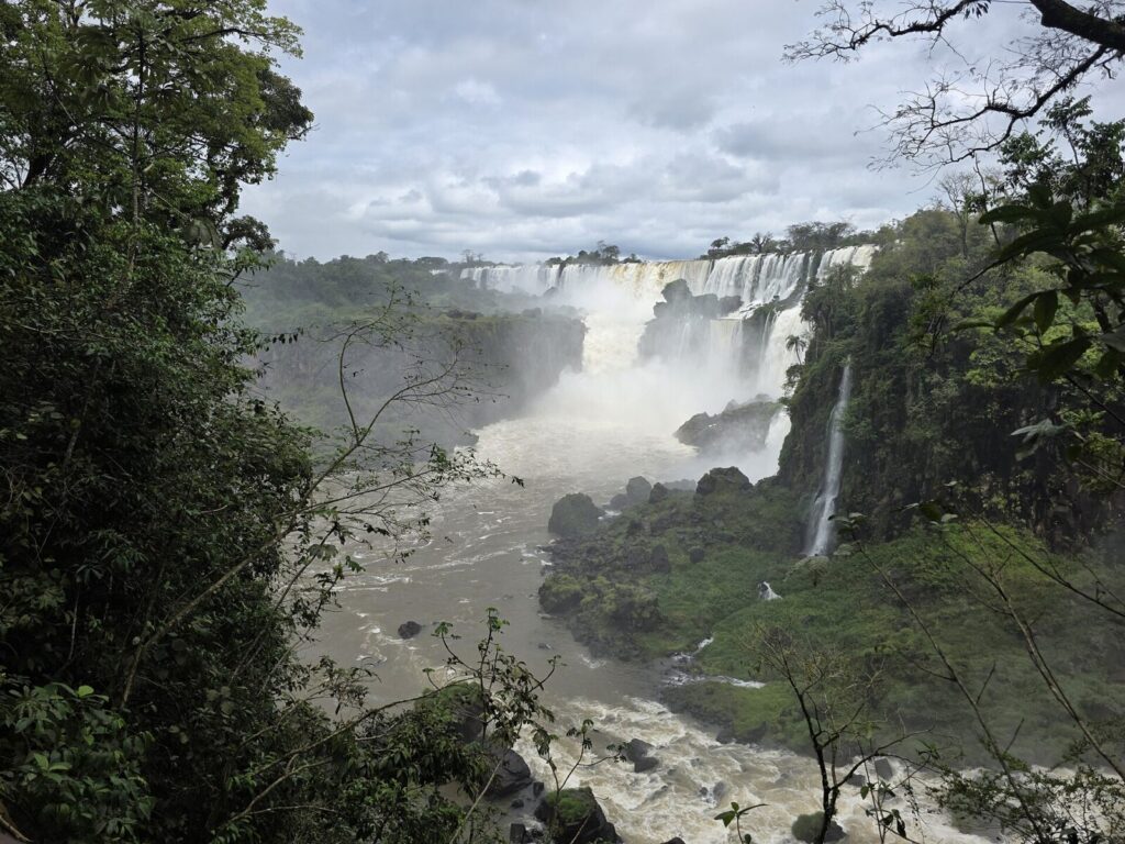 Vista panorámica de las Cataratas del Iguazú, cerca de Puerto Iguazú, donde un hostal familiar ofrece voluntariado con alojamiento gratuito