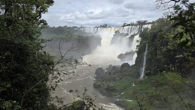 Vista panorámica de las Cataratas del Iguazú, cerca de Puerto Iguazú, donde un hostal familiar ofrece voluntariado con alojamiento gratuito
