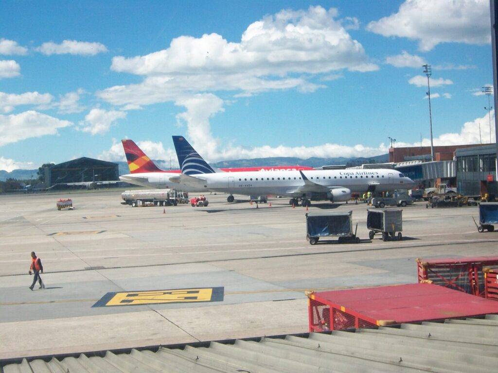 Vista de un control de seguridad en el aeropuerto internacional El Dorado de Bogotá, donde dos mujeres fueron capturadas con más de 11 kilos de droga