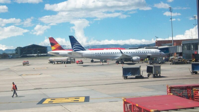 Vista de un control de seguridad en el aeropuerto internacional El Dorado de Bogotá, donde dos mujeres fueron capturadas con más de 11 kilos de droga