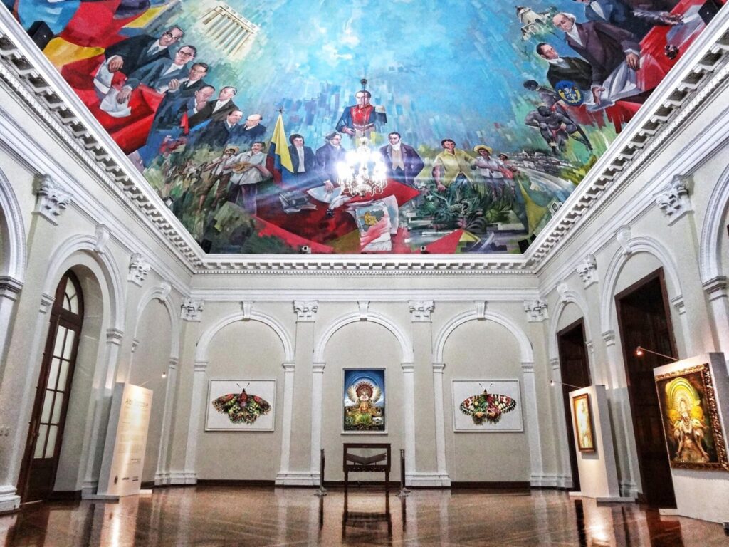 Salón de sesiones de un congreso durante un debate legislativo
