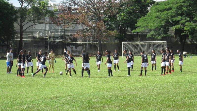 Jugadores en acción durante un partido de fútbol profesional colombiano, en referencia al caso disciplinario del América de Cali