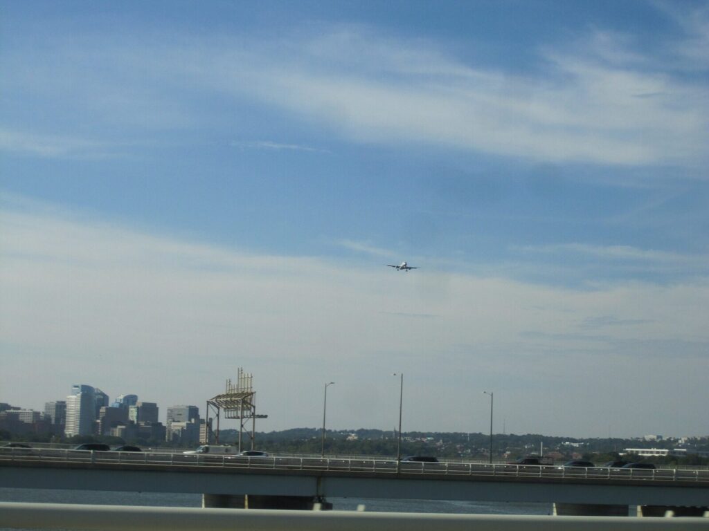 Avión comercial de American Airlines estacionado en la plataforma de un aeropuerto