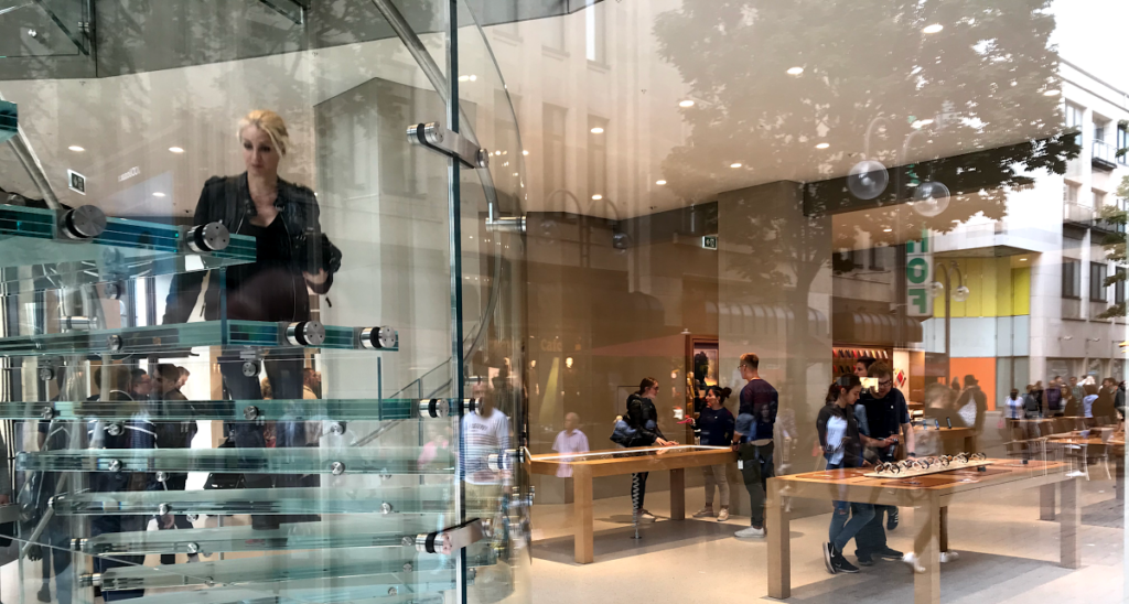 Fachada de una tienda oficial de Apple, marca involucrada en la demanda colectiva tramitada en Reino Unido.