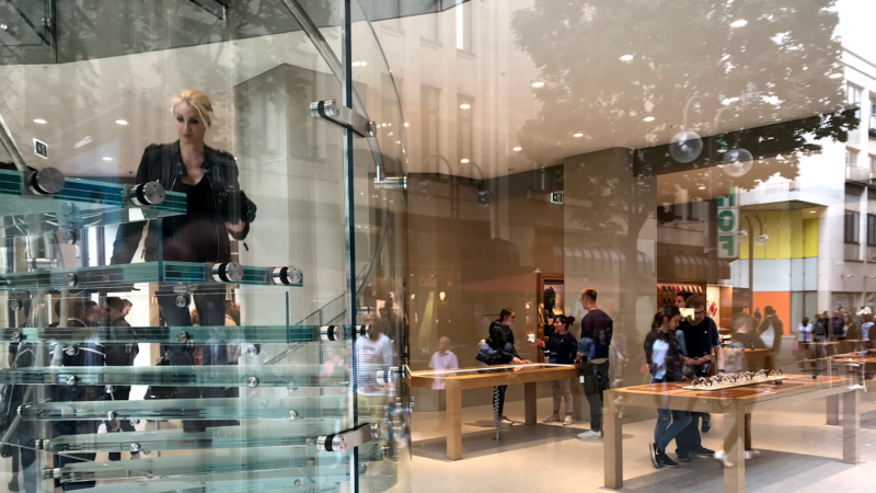 Fachada de una tienda oficial de Apple, marca involucrada en la demanda colectiva tramitada en Reino Unido.