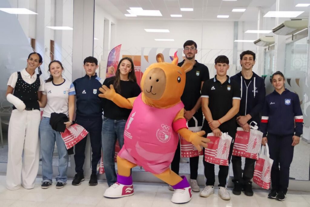 Atletas celebran con medallas en los Juegos Suramericanos