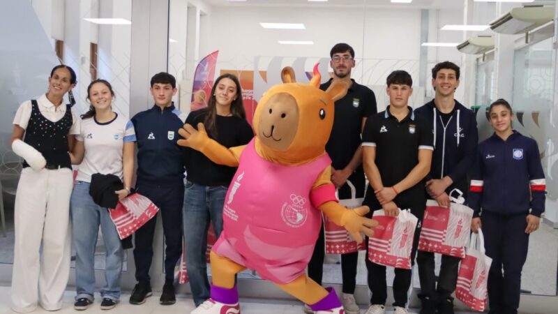 Atletas celebran con medallas en los Juegos Suramericanos