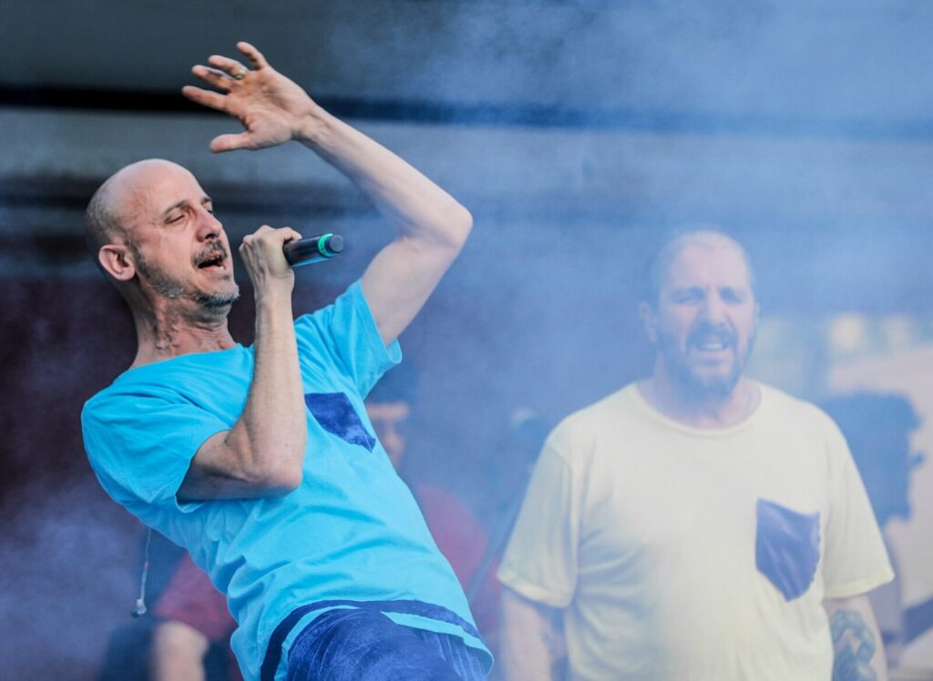 La banda Nonpalidece durante su presentación en vivo en la gira '30 Años, 30 Canciones'.
