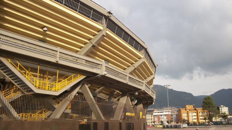 Estadio El Campín de Bogotá durante un partido de fútbol profesional colombiano, escenario habitual del torneo cuya transmisión está en negociación.